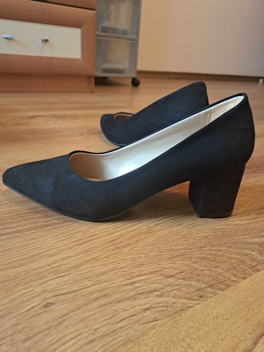 Обувки с нисък ток