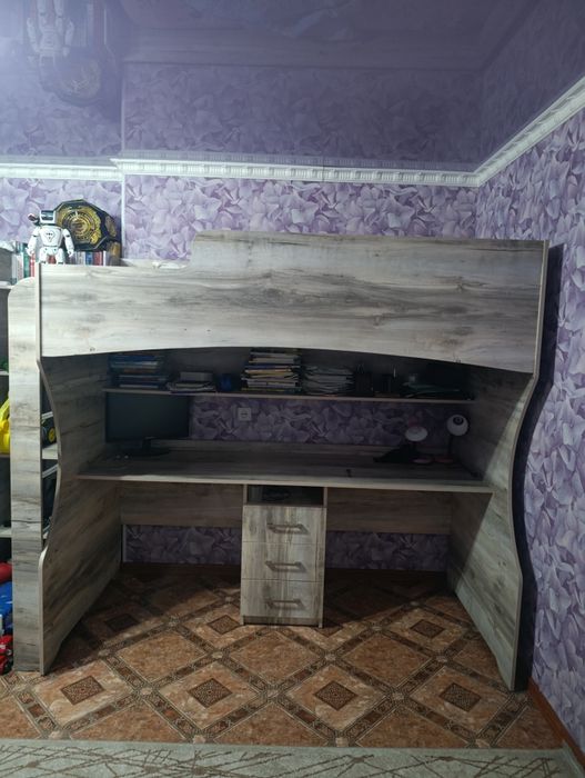 Двухъярусная Кровать и стол