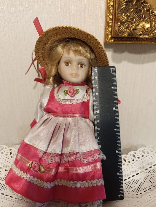 Кукла фарфоровая.