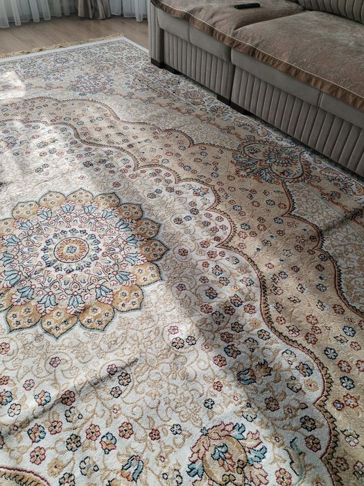 Продам б/у ковер. В отличном состоянии.