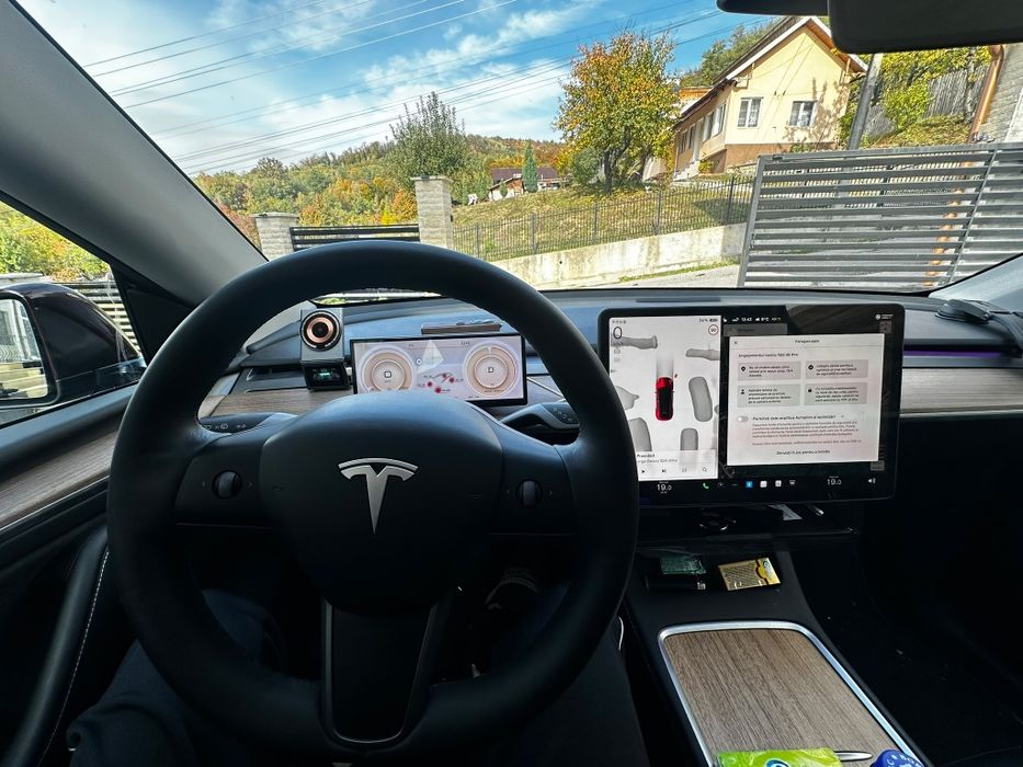 Tesla model Y dual motor 2023 4x4 proprietar de noua