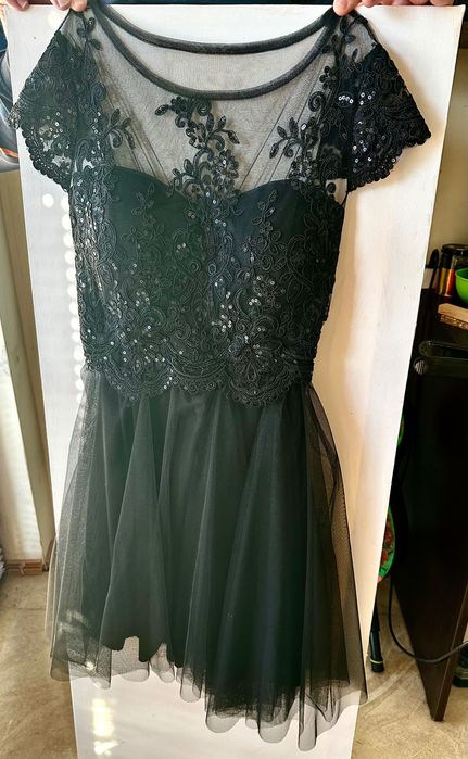 Черна рокля с паети и тюл