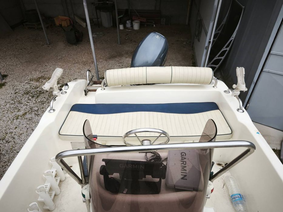 Лодка BELUGA 430 с двигател и Колесар напълно оборудванаа