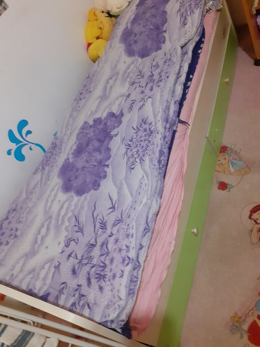 Продавам  детско  легло.   Дължина 1 75 ширина 1,00,заедно  с матрак