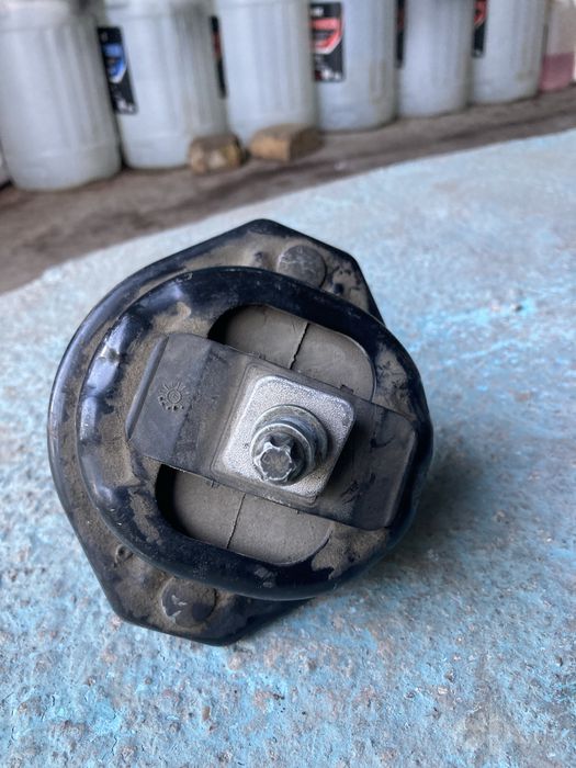 Опорный двигателя BMW Е 65