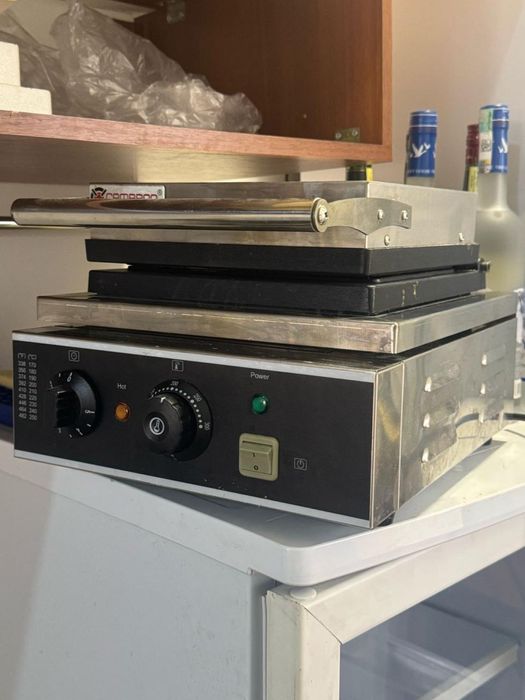 Вафельница в хорошем состоянии