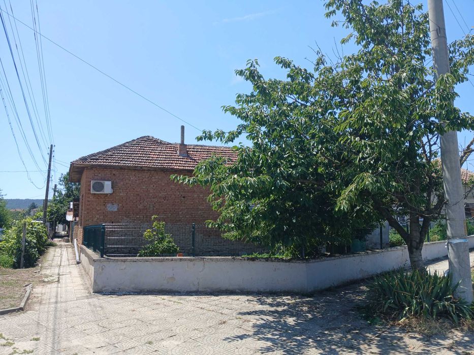 Продавам къща в село Гиген тел.за връзка 0899934142,0896418272