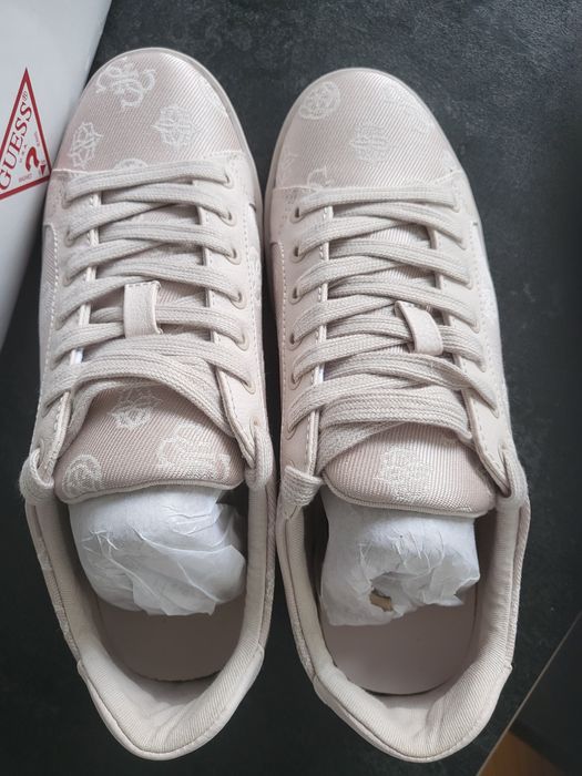 Сникърси Guess чисто нови