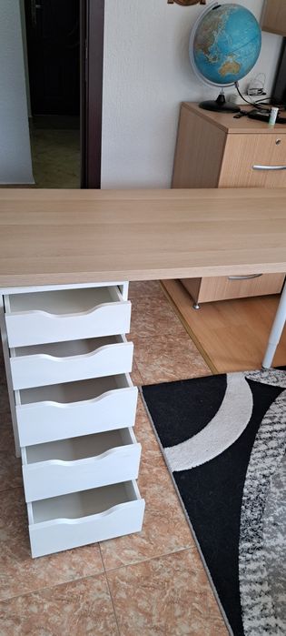 Продавам бюро Икеа