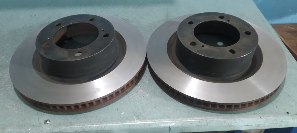 Продам тормозные диски передние на Lexus 570 в идеальном состоянии.