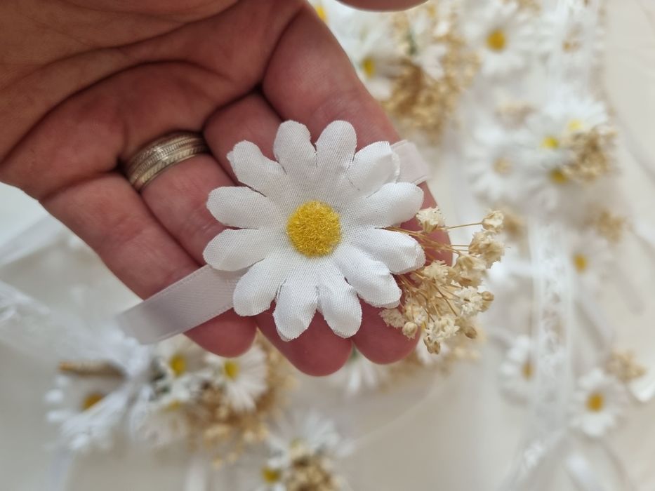 Нежни бутониери за ревер гривни булчински букет сватба