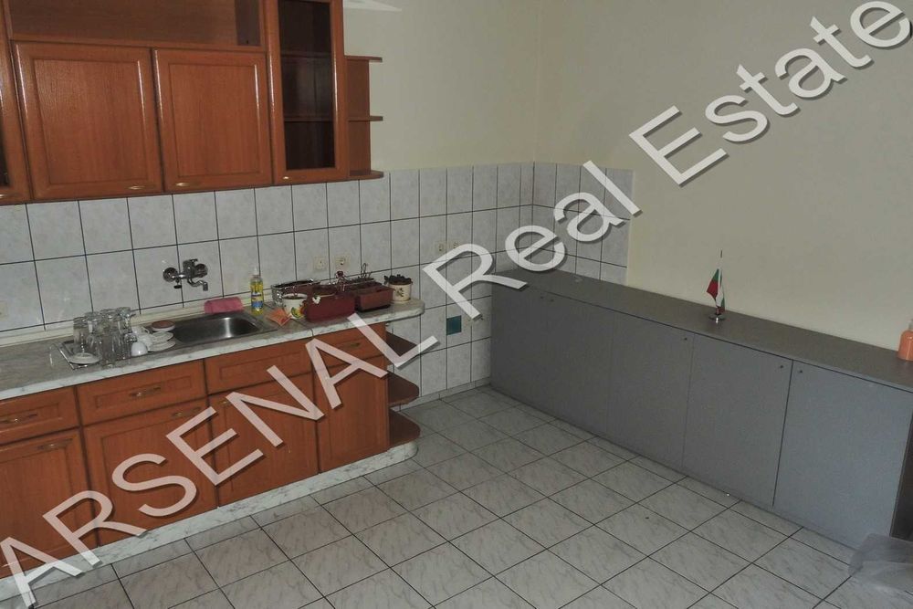 Дава се под наем Офис в София, Център - 150 кв.м за 1097.01 € - Снимка #1