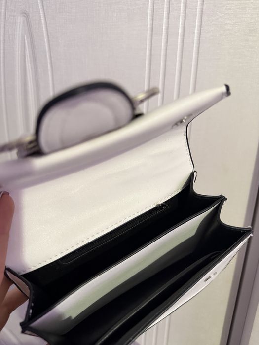 Бяла чанта с камъни