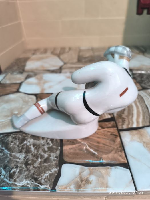 Фарфоровая статуэтка.