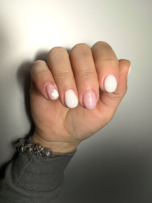 Realizez manichiura cu gel