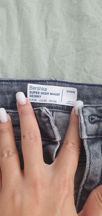 Продавам различни модели дънки и два чифта на Bershka