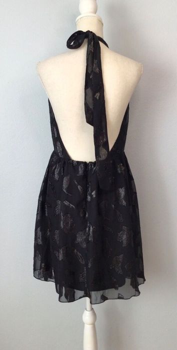 Блестяща рокля с гол гръб