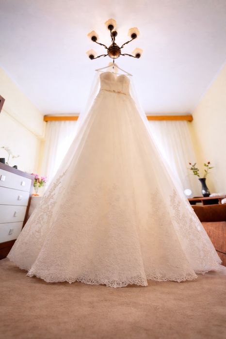 Rochie mireasa deosebita cu toate accesoriile