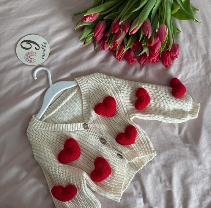 Продавам нова бебешка жилетка с 3Д сърца