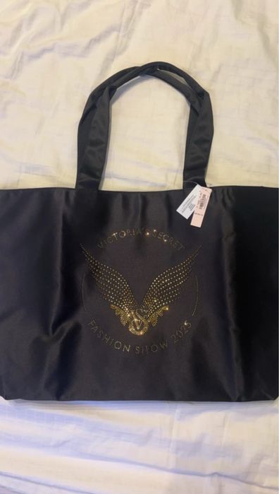 Victoria’s Secret geanta tote fashion show 2025