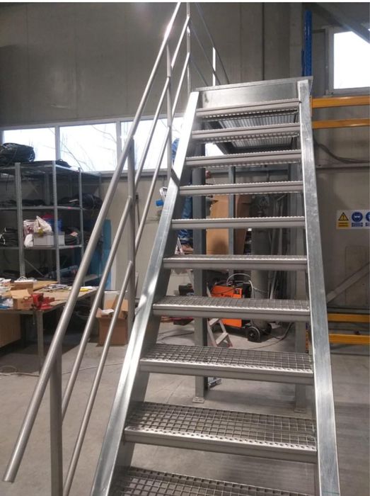 Scari si Platforme Metalice de Container.