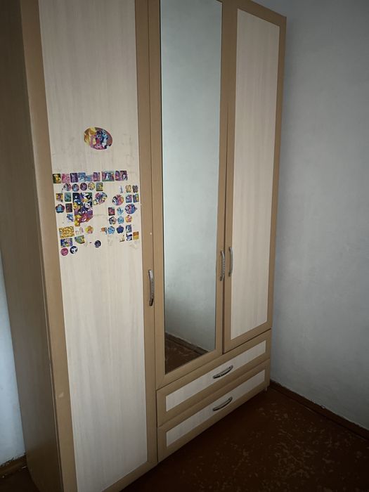 Светлый шкаф с зеркалом