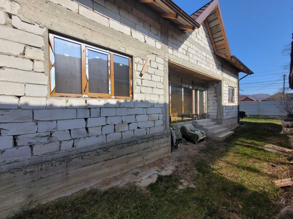 Casă la roșu + Teren generos + Spațiu comercial în stațiunea Pucioasa