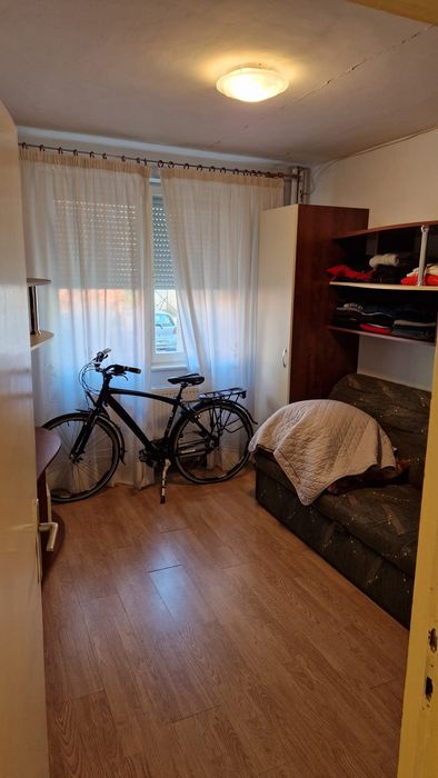 Închiriez apartament 4 camere - parter