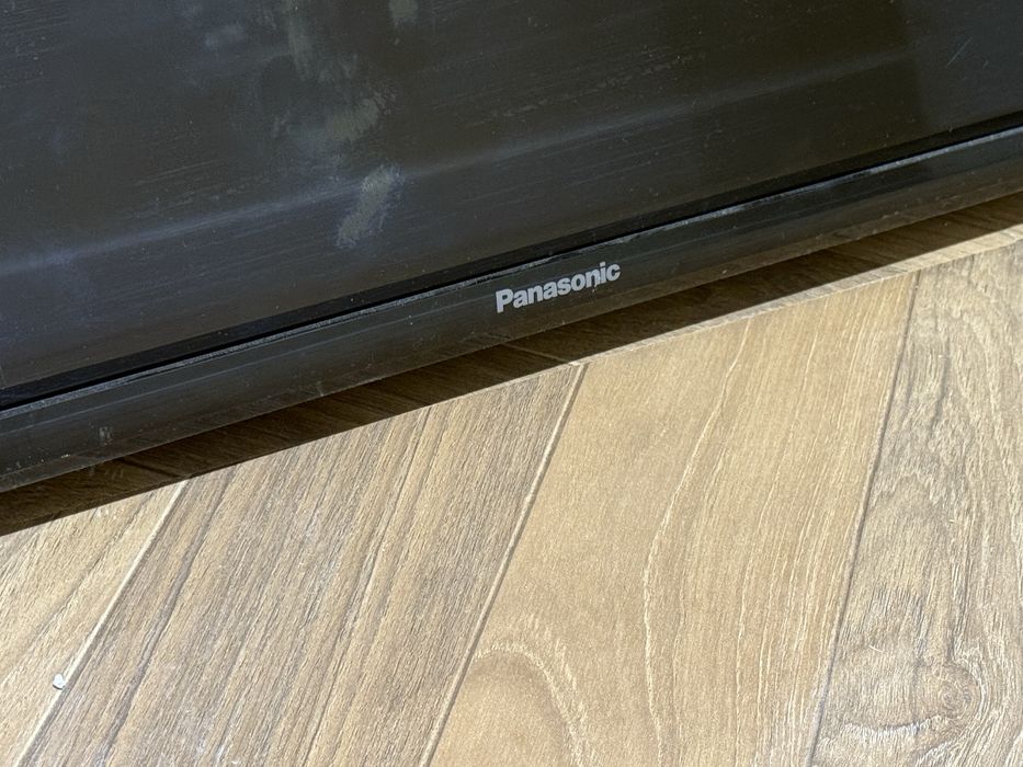 Телевизор Panasonic 32 дюйма (немного темнит)