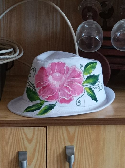 Ръчно рисувани шапки