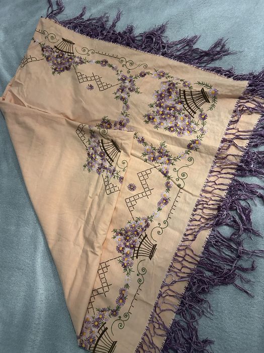 Fata de masa brodata manual