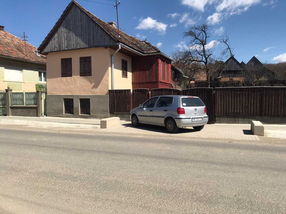 Vand casa din lemn la tara cu gradina