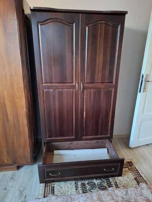 Двукрилен гардероб от чам