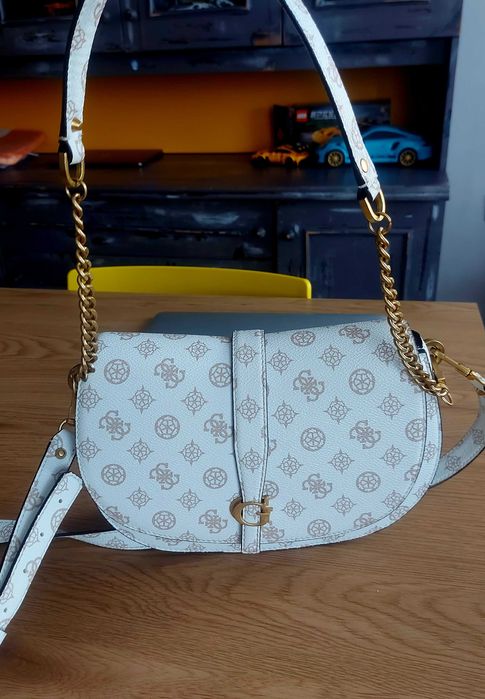 Дамска чанта GUESS