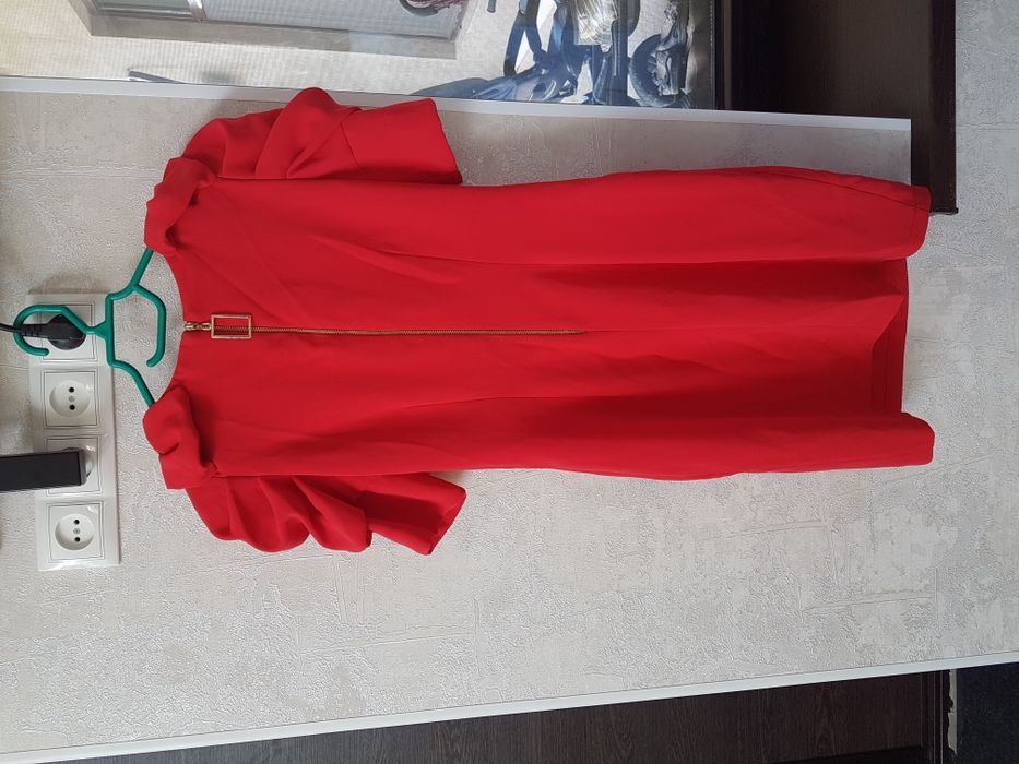 Красивое красное платье