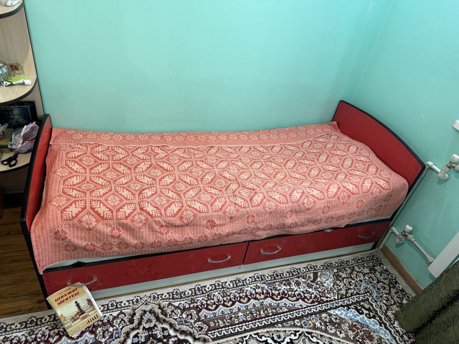Продается кровать красного цвета для девушек