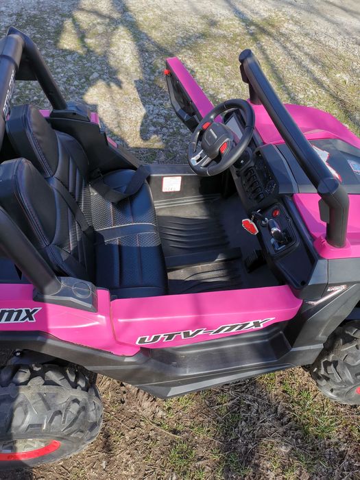 Акумулаторен джип  с два  кумулатора по 12 волта.