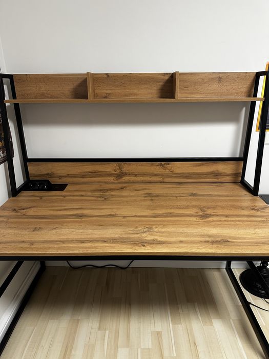 Деревянный стол с встроенной розеткой