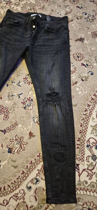 Blugi Zara ca și noi. Detalii in poze.