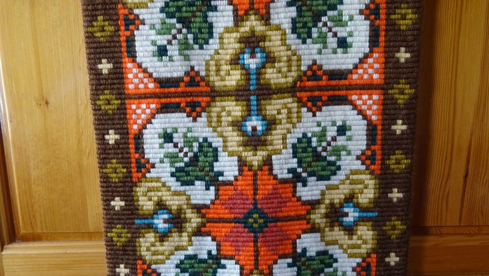 Пана декорация, ръчна изработка от вълнени конци и орнаменти