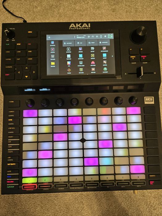Akai Force groovebox workstation + hardcase UDG