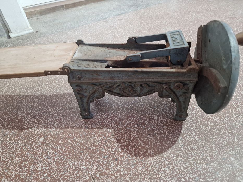 Mașinărie Antica de taiat tutunul