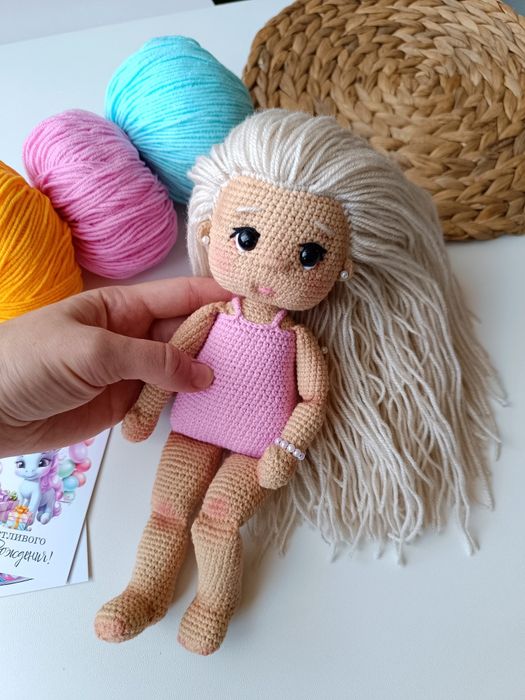 Вязаная игрушка кукла