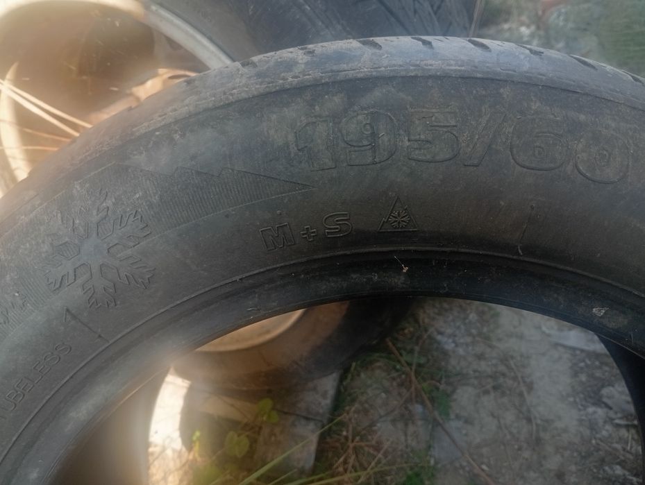 2 Seturi de cauciucuri și jante