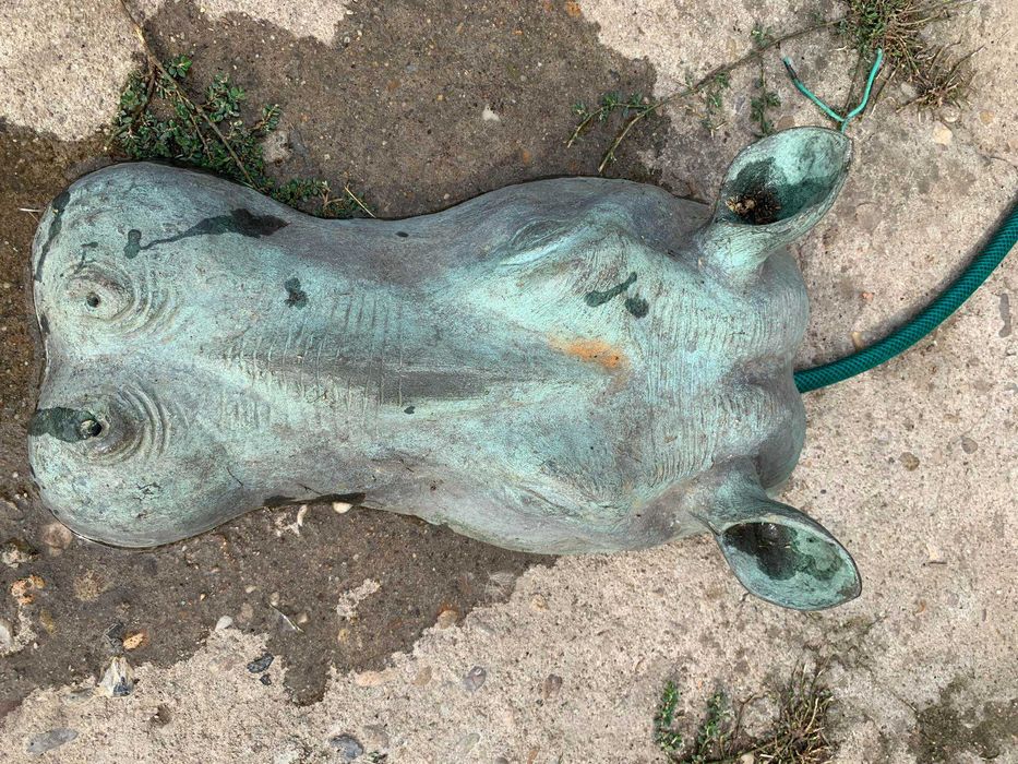 Cijmea decor piscina in forma de hipopotan si crocodil din bronz