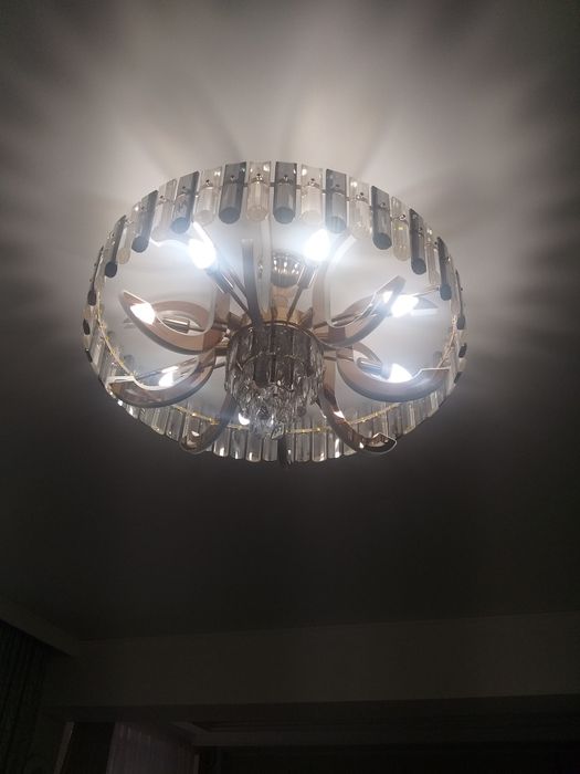 Продам  люстру    8 - ми   рожковую