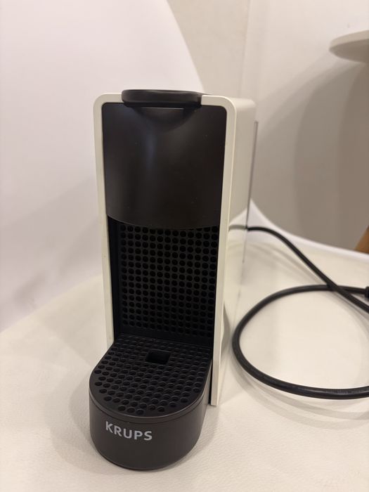 Aparat de cafea Nespresso alb cu negru