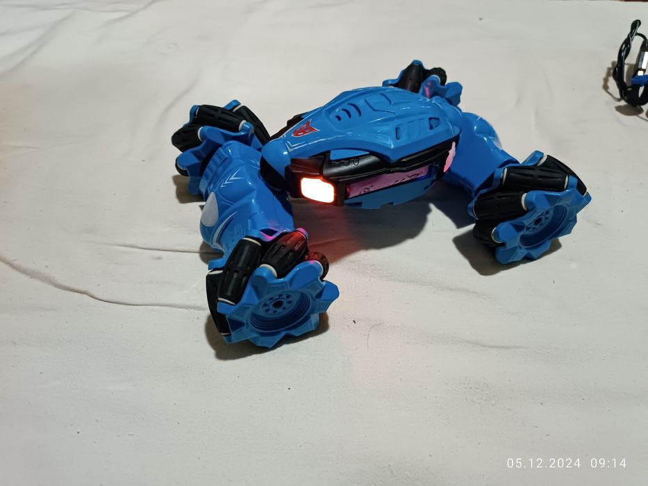 Igrushka mashina s pultom d/u