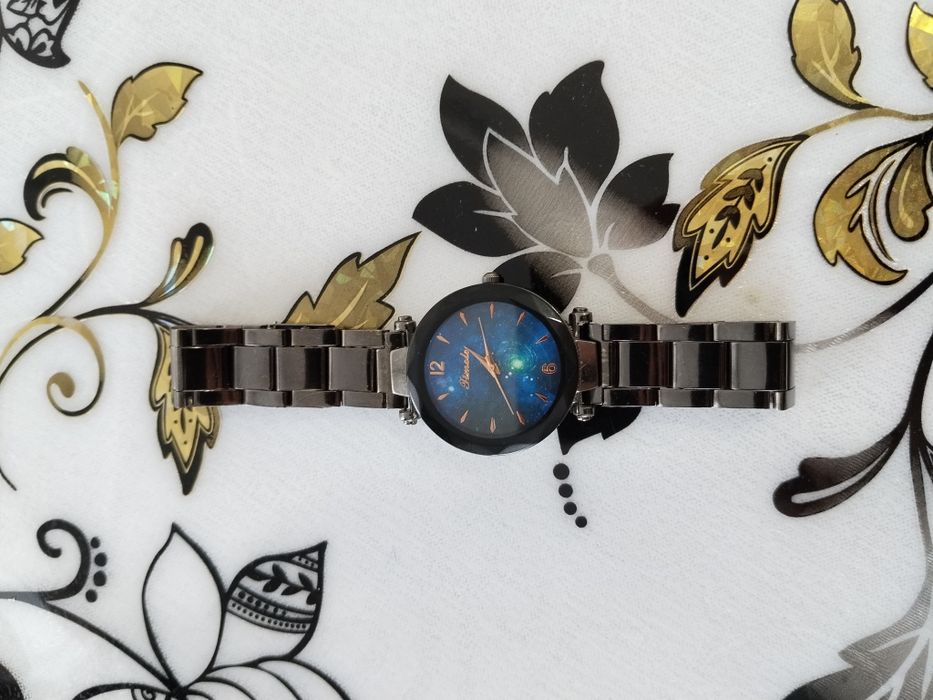 Сағат, қара обсидиан