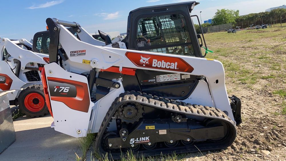 Miniincarcator Bobcat pe senile 5 tone cu sistem greder de închiriat